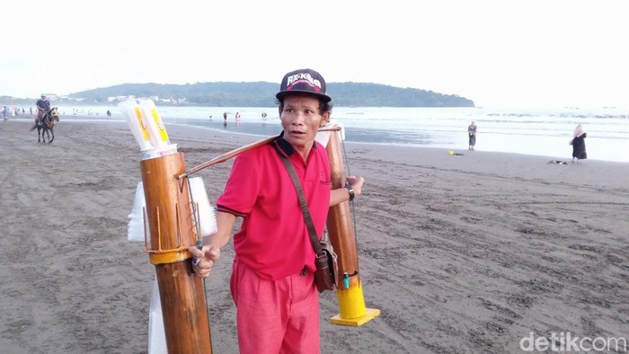 Ki Uhuy penjual lahang aren di Pangandaran