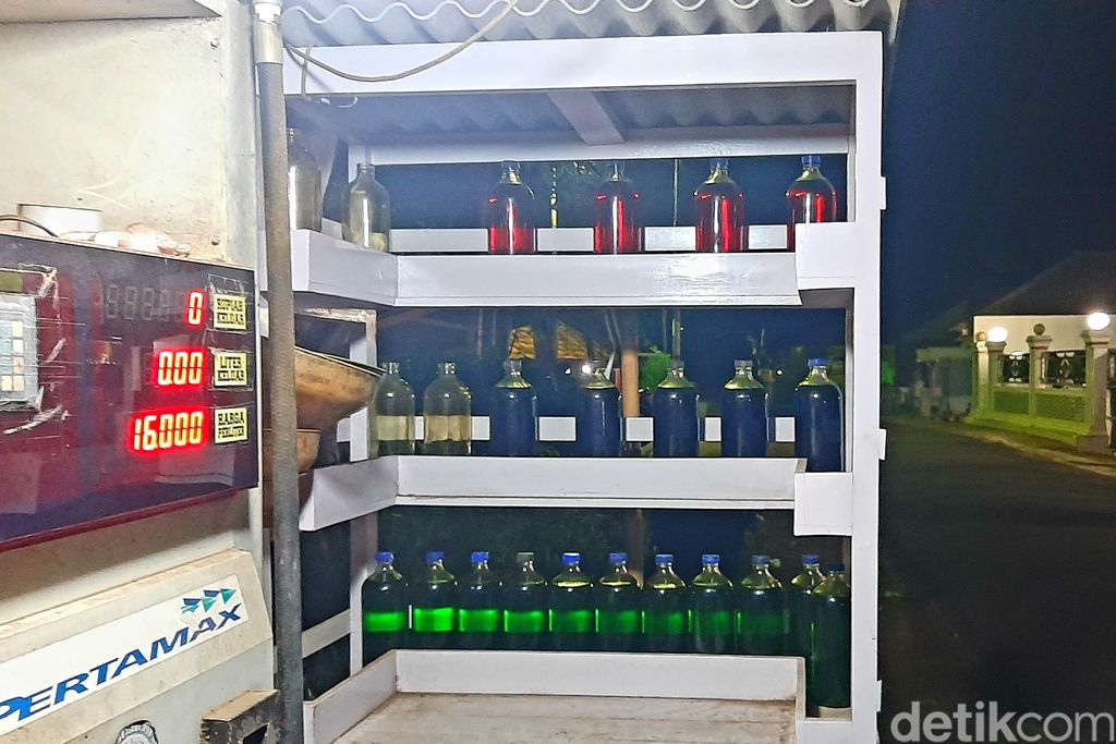 Lapak pedagang bensin eceran di Karawang.