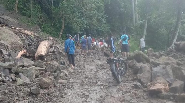 Longsor terjadi di Kabupaten Mamuju, Sulawesi Barat (Sulbar) usai diguyur hujan lebat menyebabkan akses jalan tertutup.