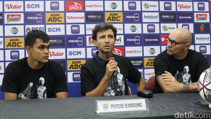 Luis Milla dalam konferensi pers usai laga Persib vs RANS Nusantara FC.