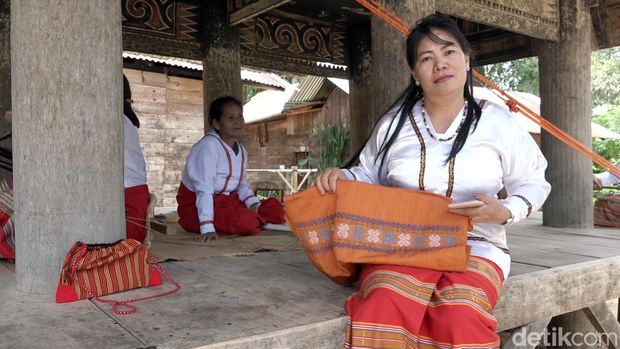 Warga Kabupaten Mamasa, Sulawesi Barat (sulbar) memiliki tenunan khas bernama Sambu'.