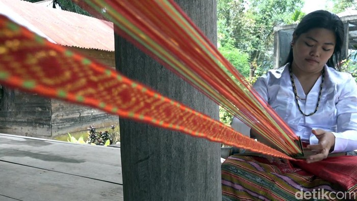 Warga Kabupaten Mamasa, Sulawesi Barat (sulbar) memiliki tenunan khas bernama Sambu.