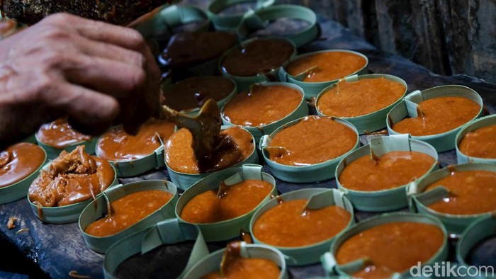 Beda halnya dengan gula merah pada umumnya, masyarakat NTT tidak menggunakan nira kelapa, melainkan nira dari pohon lontar atau yang disebut juga tuak
manis. Yang menjadi ciri khas, gula merah di NTT berbentuk lempeng, Minggu, 4/9/2022.