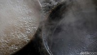 Selama proses masak, gula merah harus sering diaduk hingga berubah warna menjadi cokelat dan sedikit mengental.