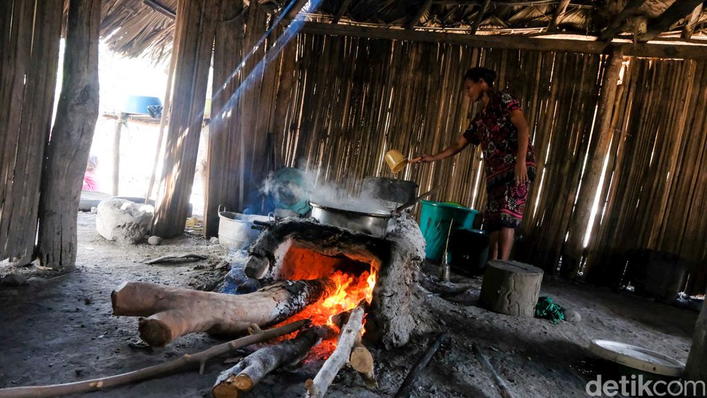 Beda halnya dengan gula merah pada umumnya, masyarakat NTT tidak menggunakan nira kelapa, melainkan nira dari pohon lontar atau yang disebut juga tuakmanis. Yang menjadi ciri khas, gula merah di NTT berbentuk lempeng, Minggu, 4/9/2022.