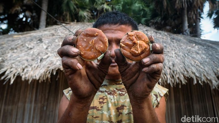 Manisnya Gula Lempeng Khas NTT di Wini, Begini Cara Buatnya Beda halnya dengan gula merah pada umumnya, masyarakat NTT tidak menggunakan nira kelapa, melainkan nira dari pohon lontar atau yang disebut juga tuak
manis. Yang menjadi ciri khas, gula merah di NTT berbentuk lempeng, Minggu, 4/9/2022.