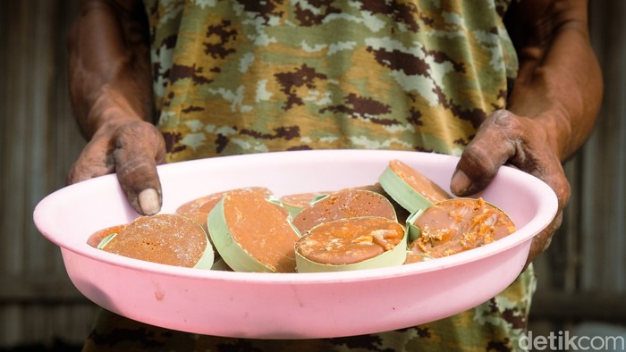 Beda halnya dengan gula merah pada umumnya, masyarakat NTT tidak menggunakan nira kelapa, melainkan nira dari pohon lontar atau yang disebut juga tuak
manis. Yang menjadi ciri khas, gula merah di NTT berbentuk lempeng, Minggu, 4/9/2022.