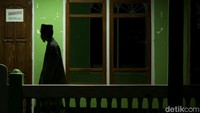 Walau Islam menjadi agama minoritas, tetapi umat muslim di sana dapat hidup berdampingan dengan penduduk lainnya yang beragama non-muslim. Penduduk Wini yang beragama Muslim umumnya pendatang dari Jawa Timur, Bugis, dan NTB.
