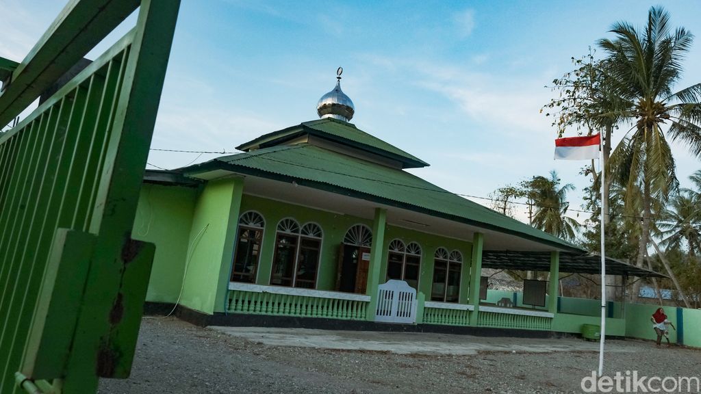 Sebuah masjid berdiri di Kota Wini, NTT, yang sebagian besar penduduknya memeluk agama Katolik dan Kristen. Masjid yang dinamakan Nurul Mubin ini menjadi simbol kerukunan antarumat agama di perbatasan RI-Timor Leste, Minggu, 4/9/2022.