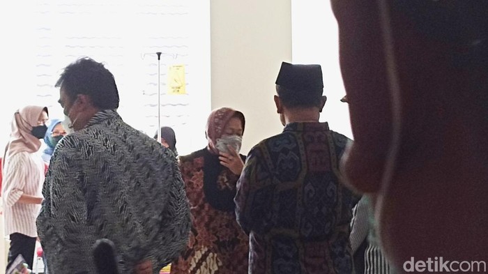 Mensos Risma menjenguk balita di Blitar korban penganiayaan