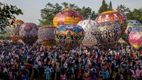 Ratusan warga menyaksikan penerbangan balon tradisional saat digelar Java Balloon Attraction di lapangan Taman Rekreasi Kalianget, Wonosobo, Jawa Tengah.