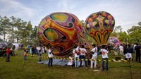 Peserta mempersiapkan balon udara saat atraksi Java Balloon di sela-sela Festival Budaya Dieng di Taman Kalianget, Wonosobo, Jawa Tengah, Minggu, (4/9/2022).
