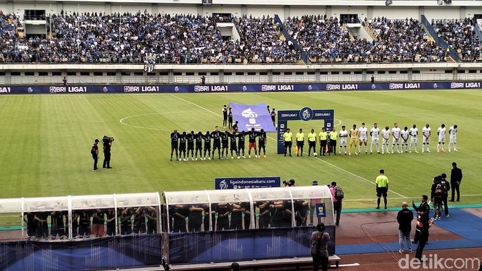 Momen pemain Persib memakai kaus bergambar Zulkarnaen.