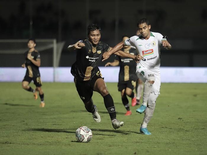 Momen pertandingan Dewa United vs PSS Sleman.