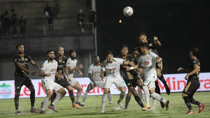 Momen pertandingan Dewa United vs PSS Sleman.