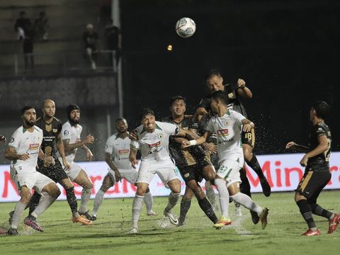 Momen pertandingan Dewa United vs PSS Sleman.