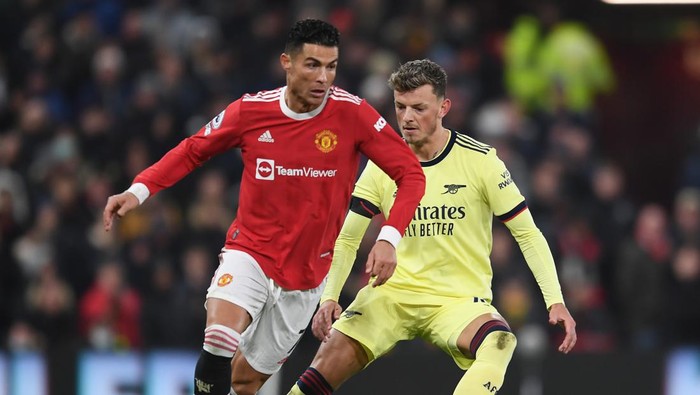 MANCHESTER, ENGLAND - DECEMBER 02: Ben White of Arsenal closes down Cristiano Ronaldo of Man Utd during the Premier League match between Manchester United  and  Arsenal at Old Trafford on December 02, 2021 in Manchester, England. (Photo by David Price/Arsenal FC via Getty Images)