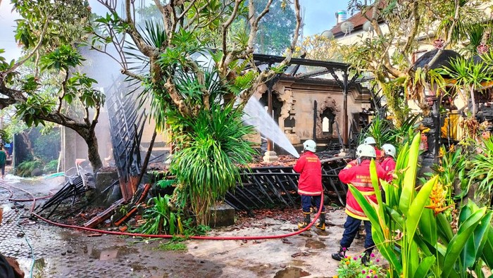 Musibah kebakaran menimpa sebuah rumah gedong atau balai utara (bale daja) milik I Nyoman Nuada di Jalan Melasti Nomor 1, Banjar Kelan Desa, Kelurahan Tuban, Kecamatan Kuta, Badung, Bali, Minggu (4/9/2022).