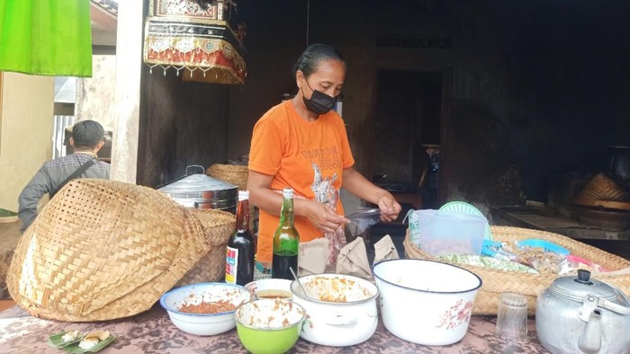 Pemilik Nasi Tahu Ni Sarti generasi kelima, yakni Ni Wayan Murni ketika tengah menyajikan Nasi Tahu pada Minggu (4/8/2022) di Jalan Lettu Wayan Sutha I, Gianyar, Bali.