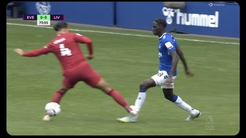 Pasalnya takel tersebut sangat berbahaya namun van Dijk selamat dari hukuman kartu merah. Foto: Screenshot Twitter