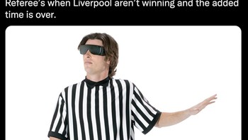 Selain itu, netizen pun menyindir wasit yang tak kunjung meniup peluit panjang tanda berakhirnya pertandingan, meski waktu tambahan telah habis. Foto: Screenshot Twitter