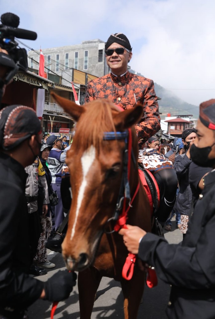 Gubernur Jawa Tengah Ganjar Pranowo, mengikuti rangkaian kegiatan Dieng Culture Festival (DCF) 2022 di Candi Arjuna, Dieng, Banjarnegara. Ia pung mengikuti Kirab Budaya hingga Memotong Rambut Anak Gimbal.