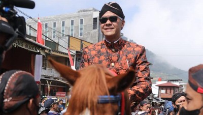 Pakai Blangkon dan Berkuda, Ganjar Hadiri Dieng Culture Festival