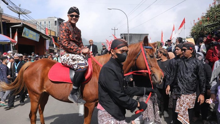 Pakai Blangkon dab Berkuda, Ganjar Hadir di Dieng Culture Festival Gubernur Jawa Tengah Ganjar Pranowo, mengikuti rangkaian kegiatan Dieng Culture Festival (DCF) 2022 di Candi Arjuna, Dieng, Banjarnegara. Ia pung mengikuti Kirab Budaya hingga Memotong Rambut Anak Gimbal.