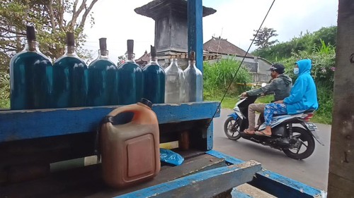 Salah satu tempat penjualan Pertamax eceran di Banjar Batusesa, Desa Candikuning, Kecamatan Baturiti.