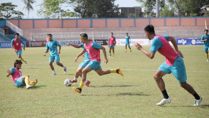 Pemain Persipa Pati saat melakoni latihan menjelang pertandingan melawan PSCS Cilacap besok, Minggu (4/9/2022).