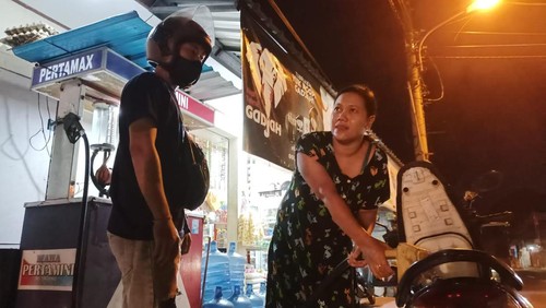 Pemilik Pertamini di Jalan Trengguli, Denpasar, Bali, yakni Warmandiyah (28) ketika tengah melayani pembeli Pertamax pada Minggu (4/9/2022)