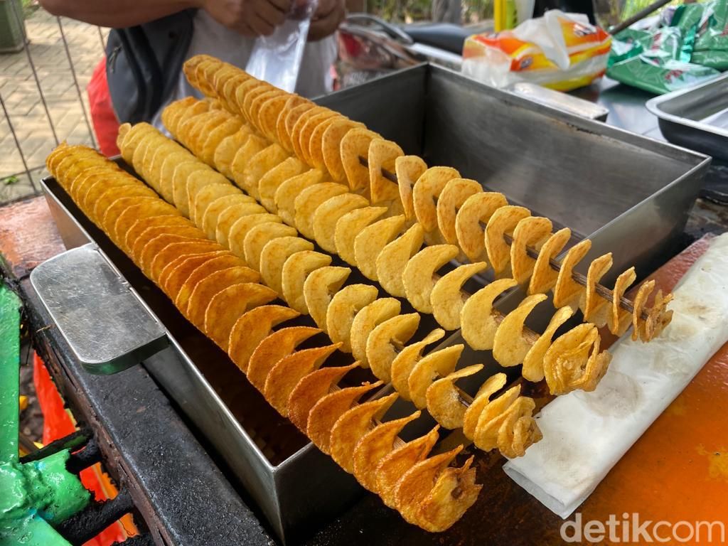 Pengalaman Beda! Jajan Soto Tangkar hingga Roti Goreng di TPU Tanah Kusir
