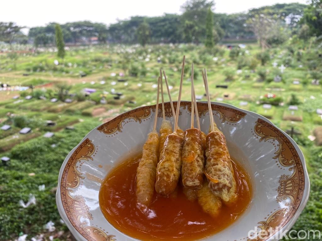Pengalaman Beda! Jajan Soto Tangkar hingga Roti Goreng di TPU Tanah Kusir