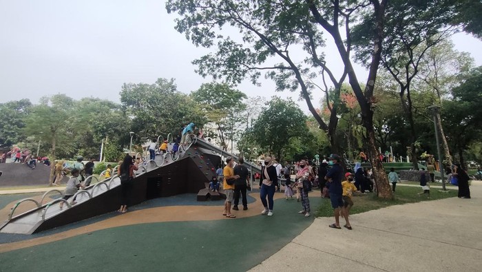 Pengunjung Tebet Eco Park