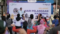 Selain memberikan Asuransi Kecelakaan Diri, kegiatan diisi dengan zumba bersama masyarakat di car free day.