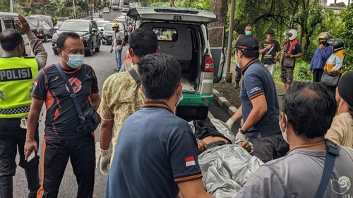 Petugas BPBD Tabanan mengevakuasi jenazah pemotor yang mengalami kecalakaan tunggal di Jalan Bypass Ir Soekarno, Tabanan, Minggu (4/9/2022) siang.