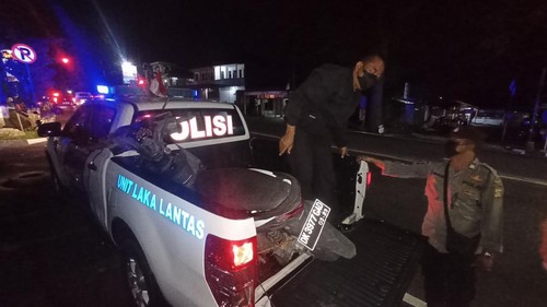 Petugas Kepolisian mengangkut motor Beat yang dikendarai Novi Mujiawati dan terlindas truk dalam kecelakaan di jalan bypass Ir Soekarno, simpang empat Dukuh, pada Minggu (4/9/2022) malam.