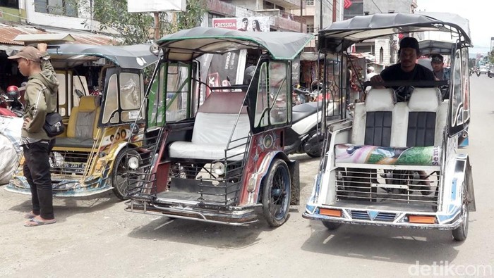 Pengemudi bentor di depan pasar Induk Kecamatan Wonomulyo, Kabupaten Polewali Mandar, keluhkan kenaikan harga BBM bersubsidi.