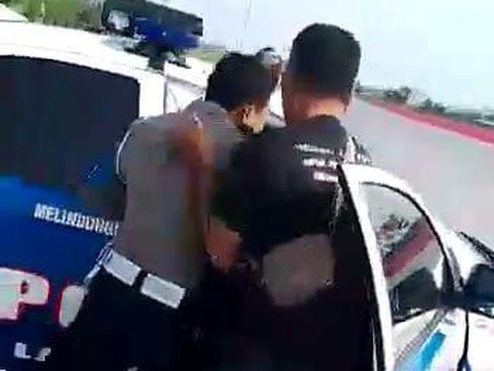 Polisi PJR Jatim cekcok dengan sopir di Tol Lebani  Gresik