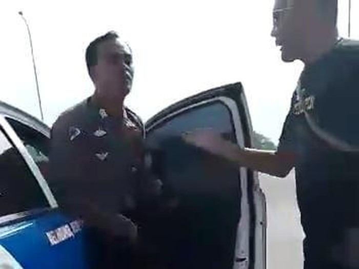 Polisi PJR Jatim cekcok dengan sopir di Tol Lebani  Gresik