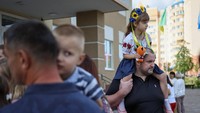 Perang enam bulan telah merusak setidaknya 2.400 sekolah di seluruh Ukraina, 269 di antaranya hancur total.