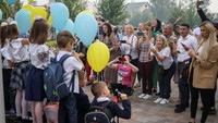 Siswa di Ukraina sudah mulai bersekolah disambut bahagia para murid sebab hari terakhir sekolah mereka adalah sehari sebelum invasi Rusia 24 Februari.