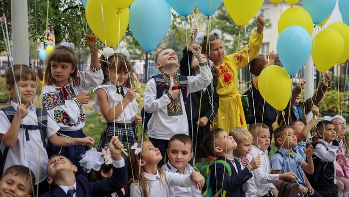 Potret Anak-anak Ukraina Kembali Sekolah di Tengah Kecamuk Perang Schoolchildren attend a ceremony to mark the start of the school year, amid Russia's invasion of Ukraine, in Bucha, in Kyiv region, Ukraine September 1, 2022. REUTERS/Gleb Garanich TPX IMAGES OF THE DAY