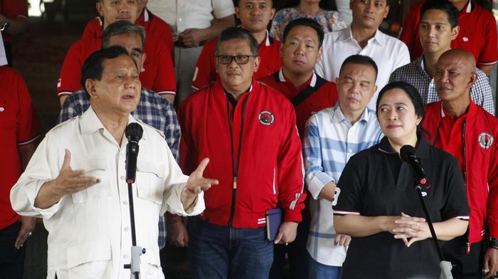 Ketua Umum Partai Gerindra Prabowo Subianto (kiri depan) dan Ketua DPP PDI Perjuangan Puan Maharani (kanan depan) beserta jajaran petinggi partai saat melakukan pertemuan di Padepokan Garuda Yaksa, Hambalang, Sentul, Kabupaten Bogor, Jawa Barat, Minggu (4/9/2022). Pertemuan tersebut merupakan bagian dari safari politik dan komunikasi politik Puan Maharani jelang Pemilu 2024. ANTARA FOTO/Yulius Satria Wijaya/hp..