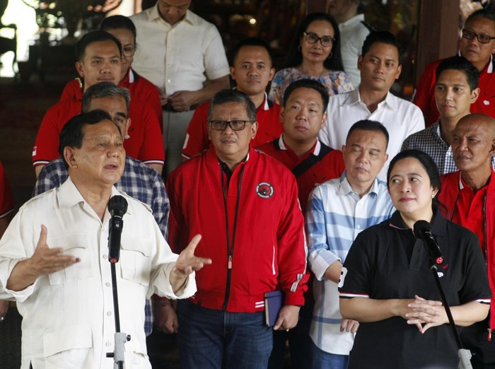 Ketua Umum Partai Gerindra Prabowo Subianto (kiri depan) dan Ketua DPP PDI Perjuangan Puan Maharani (kanan depan) beserta jajaran petinggi partai saat melakukan pertemuan di Padepokan Garuda Yaksa, Hambalang, Sentul, Kabupaten Bogor, Jawa Barat, Minggu (4/9/2022). Pertemuan tersebut merupakan bagian dari safari politik dan komunikasi politik Puan Maharani jelang Pemilu 2024. ANTARA FOTO/Yulius Satria Wijaya/hp..