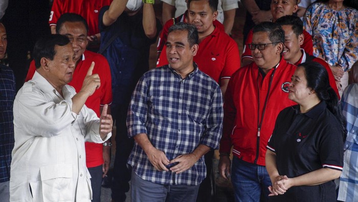 Potret Pertemuan Puan dan Prabowo di Hambalang Ketua Umum Partai Gerindra Prabowo Subianto (kiri depan) dan Ketua DPP PDI Perjuangan Puan Maharani (kanan depan) beserta jajaran petinggi partai saat melakukan pertemuan di Padepokan Garuda Yaksa, Hambalang, Sentul, Kabupaten Bogor, Jawa Barat, Minggu (4/9/2022). Pertemuan tersebut merupakan bagian dari safari politik dan komunikasi politik Puan Maharani jelang Pemilu 2024. ANTARA FOTO/Yulius Satria Wijaya/hp..