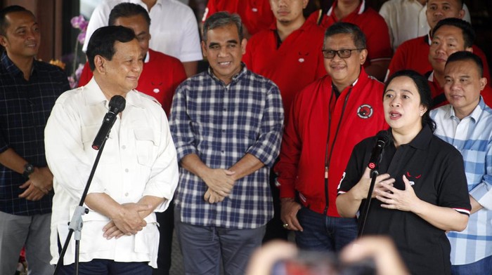 Potret Pertemuan Puan dan Prabowo di Hambalang Ketua Umum Partai Gerindra Prabowo Subianto (kiri depan) dan Ketua DPP PDI Perjuangan Puan Maharani (kanan depan) beserta jajaran petinggi partai saat melakukan pertemuan di Padepokan Garuda Yaksa, Hambalang, Sentul, Kabupaten Bogor, Jawa Barat, Minggu (4/9/2022). Pertemuan tersebut merupakan bagian dari safari politik dan komunikasi politik Puan Maharani jelang Pemilu 2024. ANTARA FOTO/Yulius Satria Wijaya/hp..