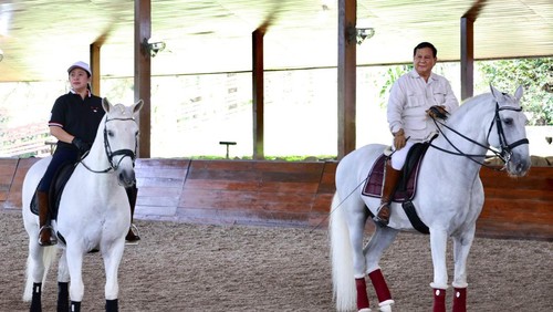 Ketua Umum Gerindra Prabowo Subianto mengajari elite PDIP Puan Maharani berkuda di kediamannya, Hambalang, Bogor, Jawa Barat, Minggu (4/9/2022).