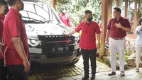 Sebelum Puan meninggalkan lokasi Prabowo sempat mengungkapkan angka keberuntungannya atau lucky number kepada Puan. Lucky number Prabowo merupakan penjumlahakan dua angka terakhir di pelat nomor mobil yang ditumpangi Puan, yakni 13. (Solihin/detikcom)