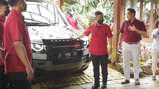 Mobil yang ditumpangi Puan Maharani saat bertandang ke kediaman Prabowo Subianto, Hambalang, Bogor, Jawa Barat, Minggu (4/9/2022).